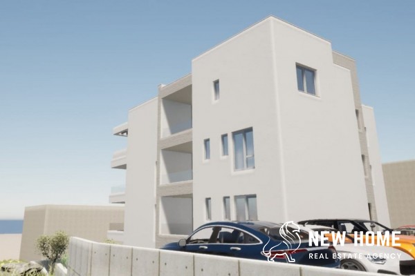 Luxury penthouse with roof terrace just 200m from the sea