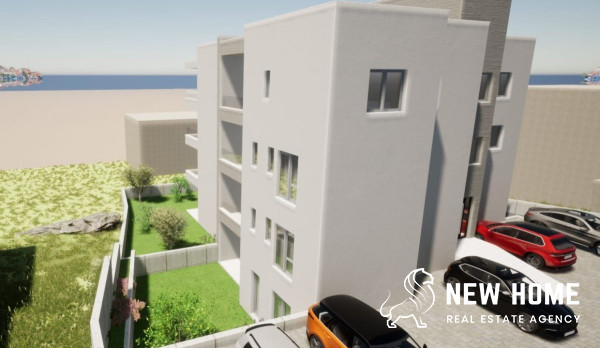 Luxury penthouse with roof terrace just 200m from the sea