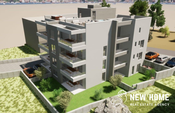 Luxury penthouse with roof terrace just 200m from the sea