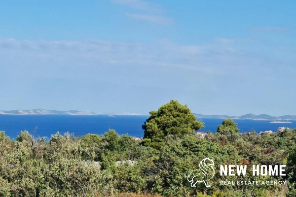 A rarity in a top location