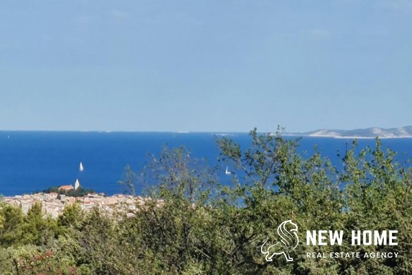 A rarity in a top location