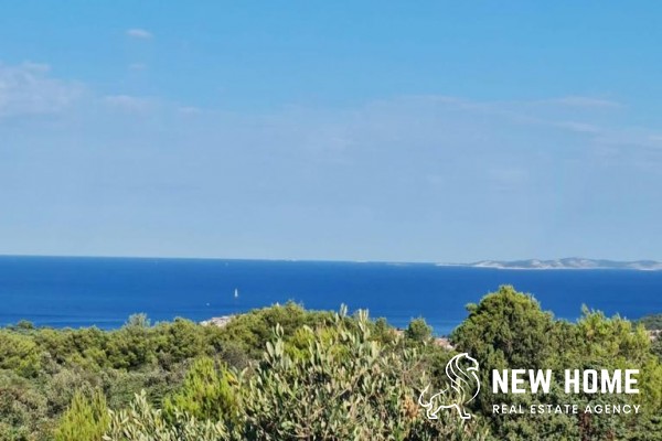 A rarity in a top location