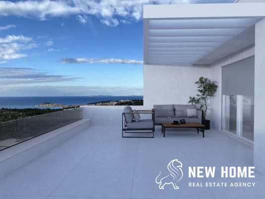 Semi-detached house with unique sea views