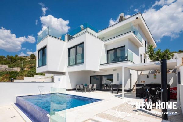 Double villa in a top location with sea views