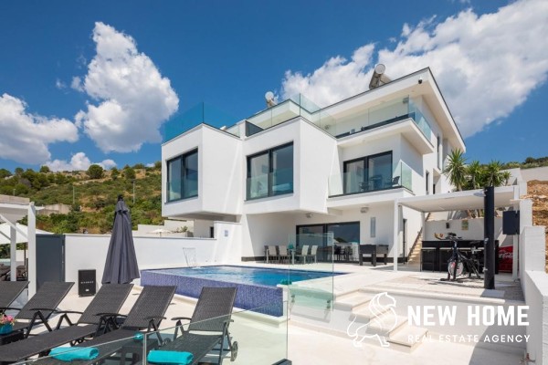 Doppel Villa in Toplage mit Meerblick