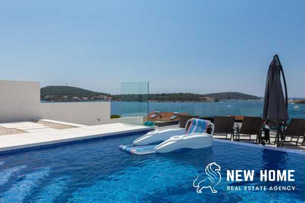 Double villa in a top location with sea views