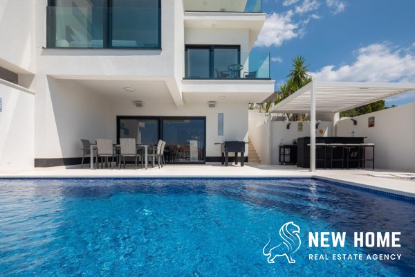 Doppel Villa in Toplage mit Meerblick