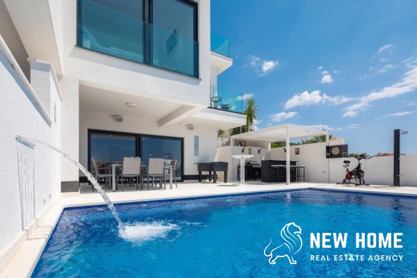 Doppel Villa in Toplage mit Meerblick