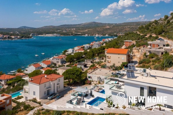 Double villa in a top location with sea views