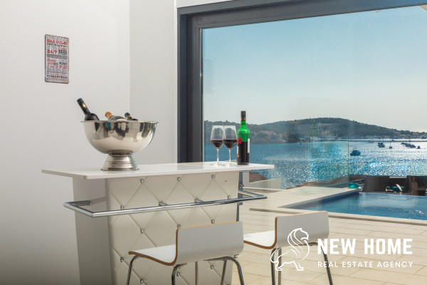 Double villa in a top location with sea views