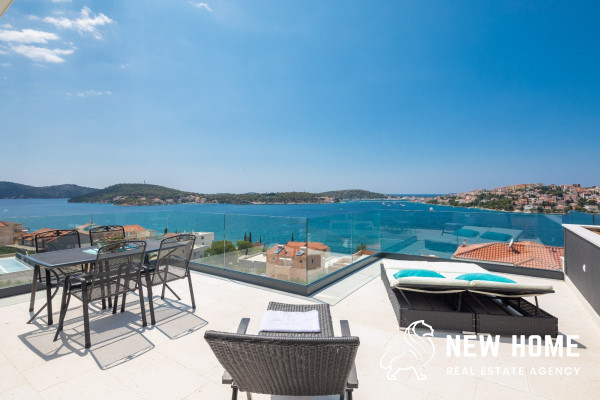 Double villa in a top location with sea views
