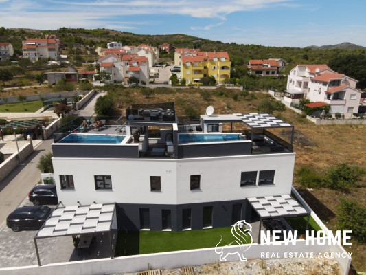 Top Angebot**Mega Villa mit Dachpool