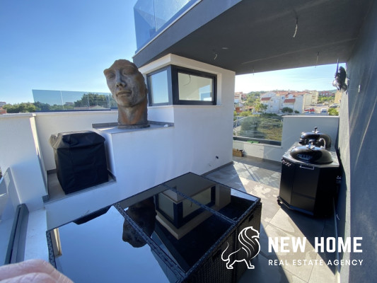 Top Angebot**Mega Villa mit Dachpool