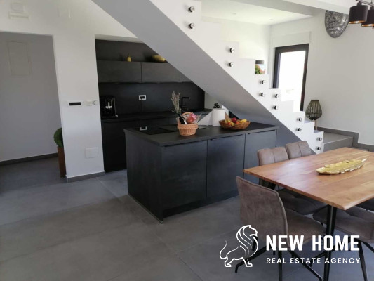 Top Angebot**Mega Villa mit Dachpool