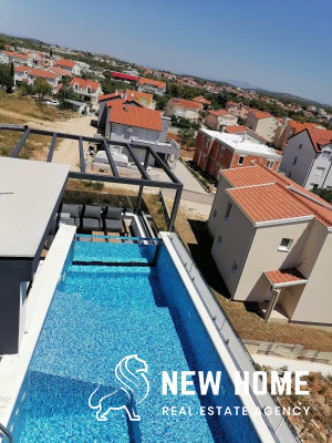 Top Angebot**Mega Villa mit Dachpool