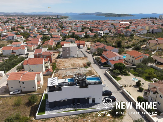 Top Angebot**Mega Villa mit Dachpool