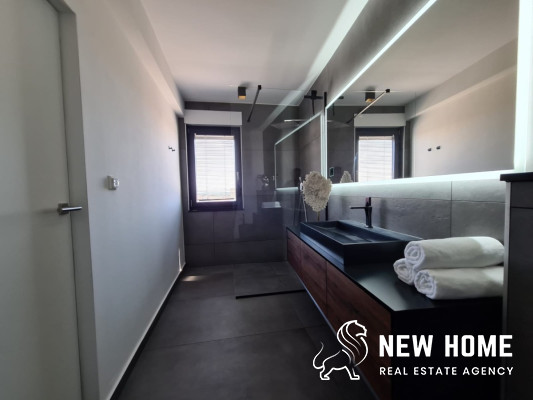 Top Angebot**Mega Villa mit Dachpool