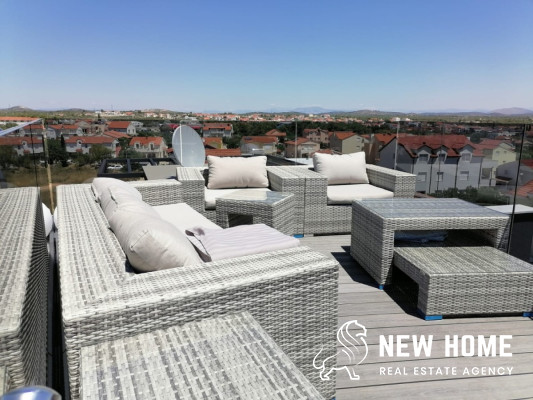 Top Angebot**Mega Villa mit Dachpool