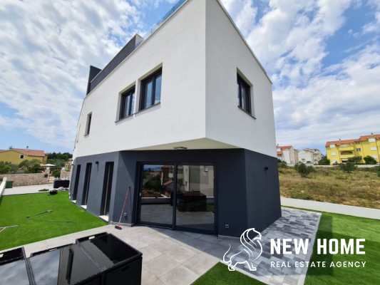 Top Angebot**Mega Villa mit Dachpool
