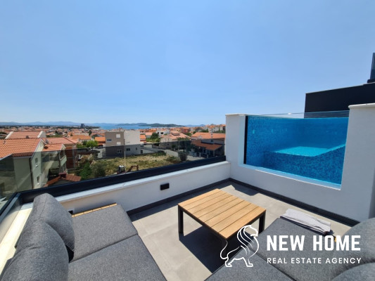Top Angebot**Mega Villa mit Dachpool