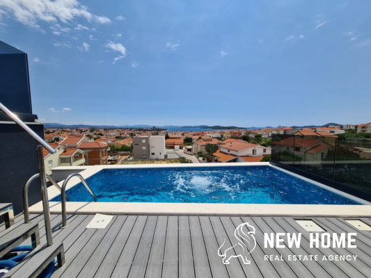 Top Angebot**Mega Villa mit Dachpool