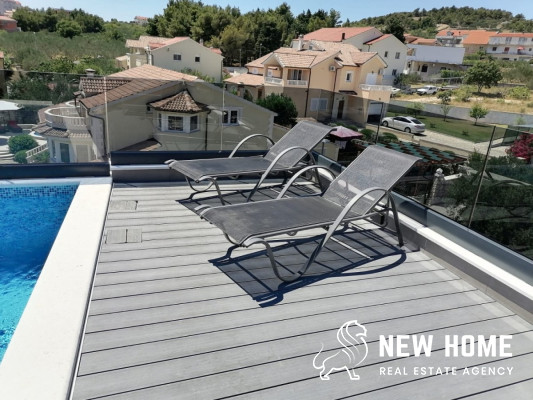 Top Angebot**Mega Villa mit Dachpool