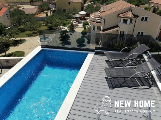 Top Angebot**Mega Villa mit Dachpool