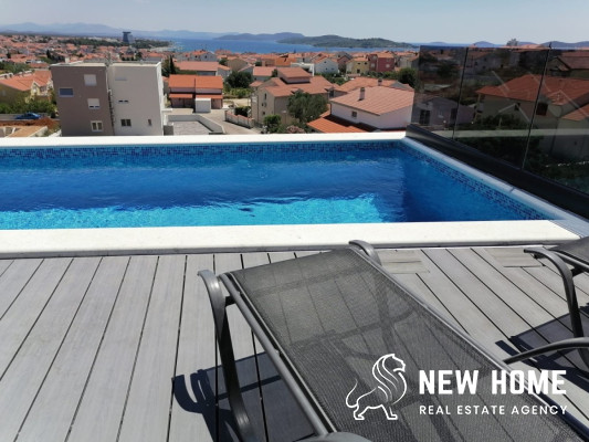 Top Angebot**Mega Villa mit Dachpool