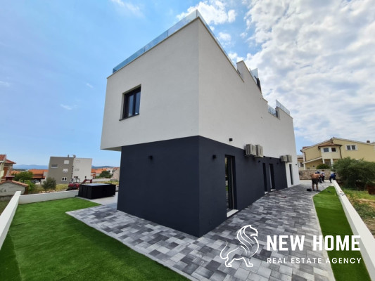 Top Angebot**Mega Villa mit Dachpool