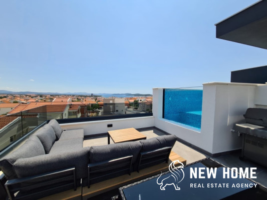 Top Angebot**Mega Villa mit Dachpool