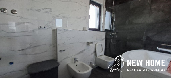 Ekskluzivna apartmanska kuća uz more – rijetka investicijska prilika u Srimi kod Vodica