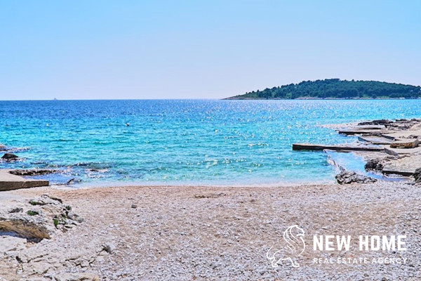 Rogoznica, Dalmacija-Apartman na prodaju 100 m od plaže**