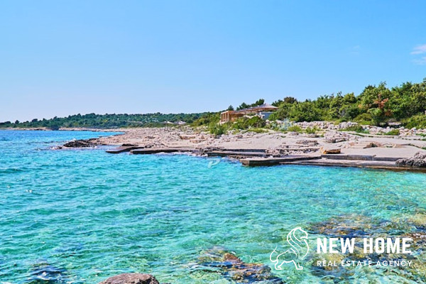 Rogoznica, Dalmacija-Apartman na prodaju 100 m od plaže**