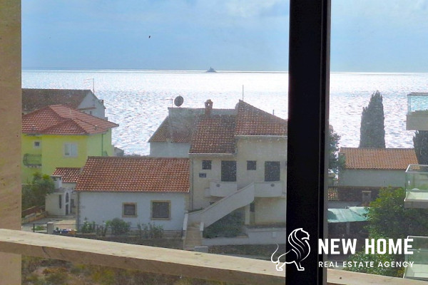 Rogoznica, Dalmacija-Apartman na prodaju 100 m od plaže**