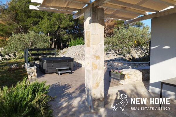 Idyllic house in the middle of an olive grove