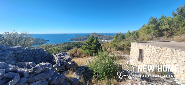 Zemljište s kamenom kućom u blizini Primoštena