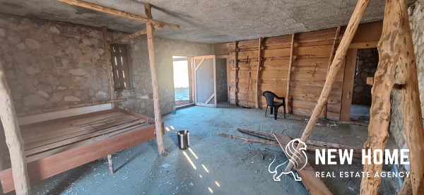 Zemljište s kamenom kućom u blizini Primoštena