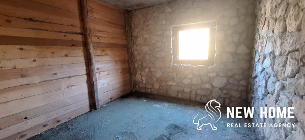 Zemljište s kamenom kućom u blizini Primoštena