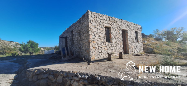 Zemljište s kamenom kućom u blizini Primoštena