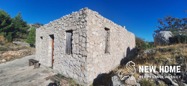 Zemljište s kamenom kućom u blizini Primoštena