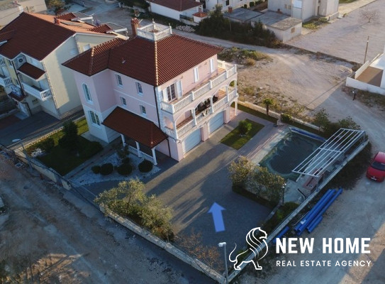 Jedinstvena kuća sa bazenom uz more