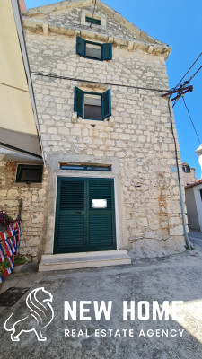 Steinhaus auf der malerischen Halbinsel von Primošten