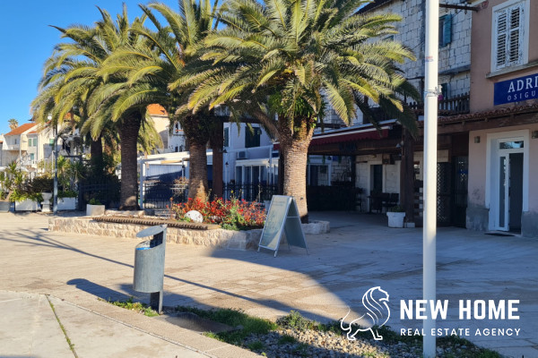 Stone house in need of renovation in a top location