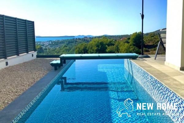 Luxury villa with pool and unobstructed sea views