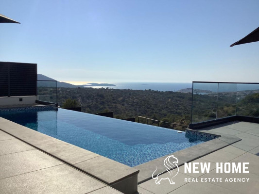 Luxury villa with pool and unobstructed sea views