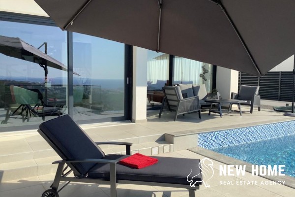 Luxury villa with pool and unobstructed sea views
