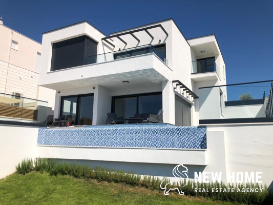 Luxury villa with pool and unobstructed sea views