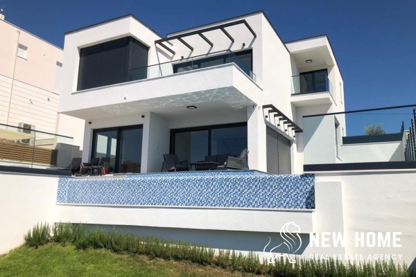 Luxury villa with pool and unobstructed sea views