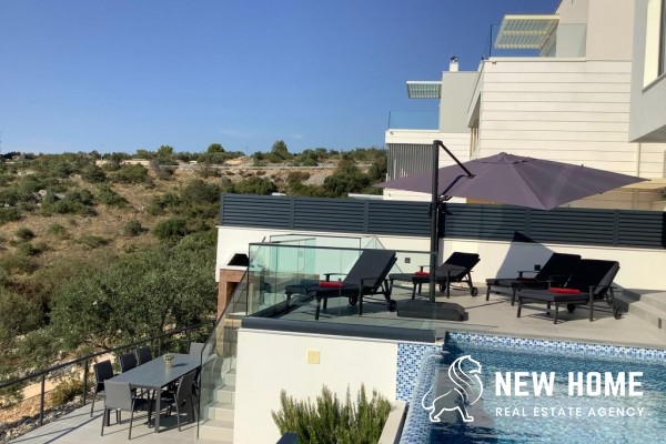 Luxury villa with pool and unobstructed sea views