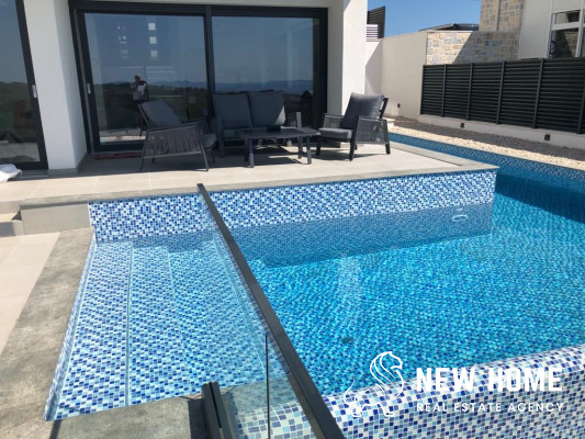 Luxury villa with pool and unobstructed sea views